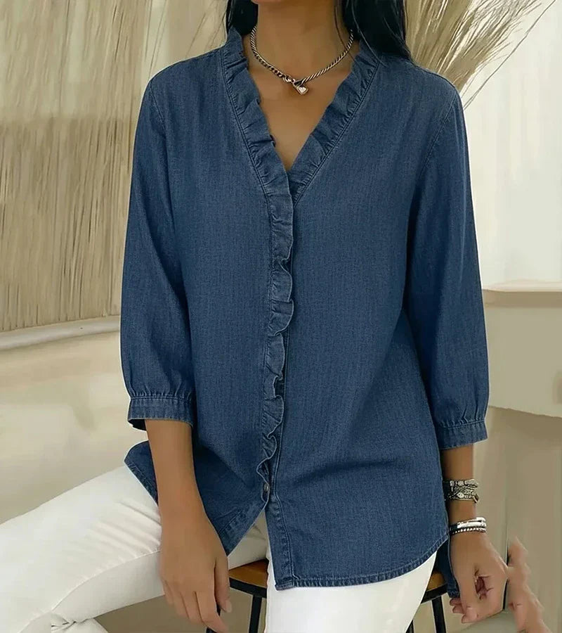 Sylvia | En blus med V-ringning och fina volanger – bild 9