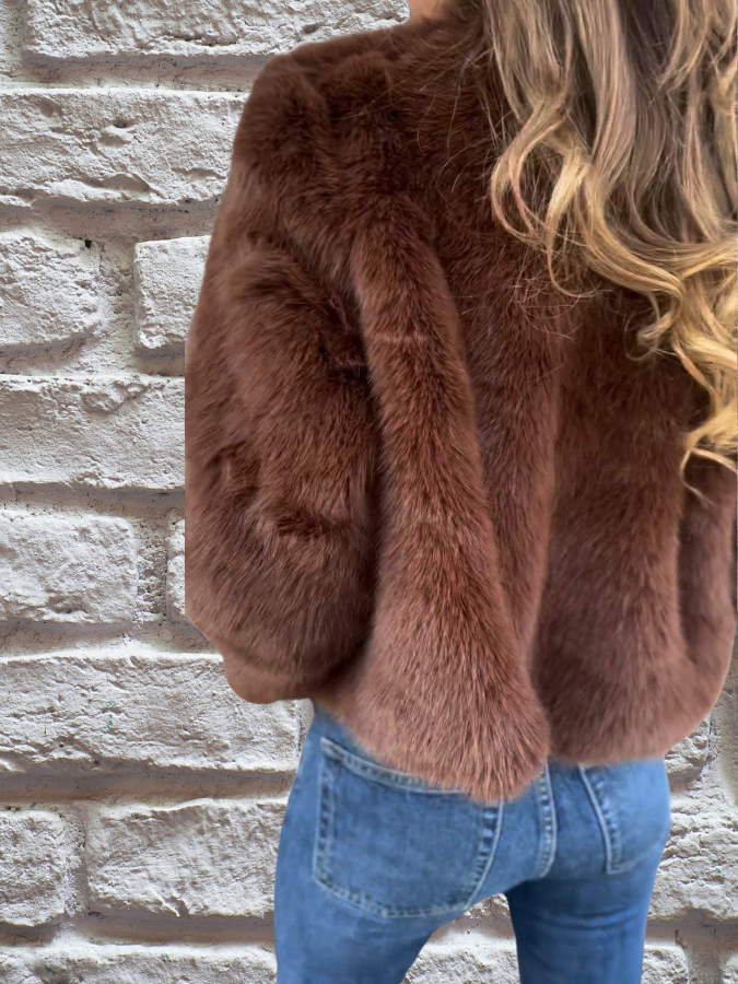 Plysette - Kort Fuskpälsjacka För Vinterns Outfits – vinterjacka – bild 8